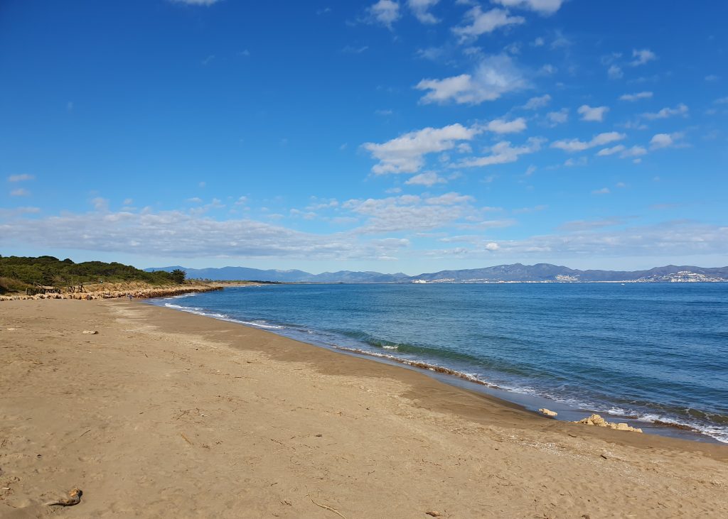 Sandstrand und Meer bei blauem Himmel – ein frischer Horizont